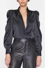 Image of model wearing Frame Gillian blouse in noir