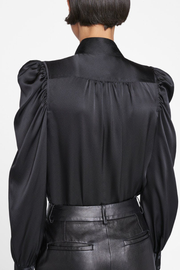 Image of model wearing Frame Gillian blouse in noir