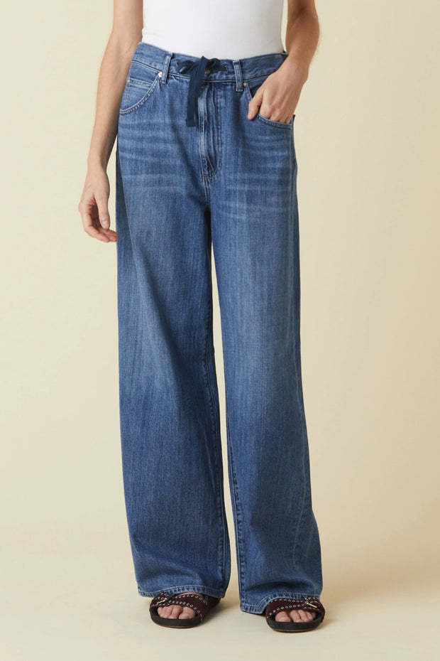 Image of model wearing the Le Jean Luna Relaxed front view
