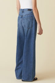 Image of model wearing the Le Jean Luna Relaxed back view