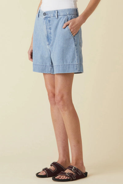 Image of the Le Jean Trouser Short side close up view on model