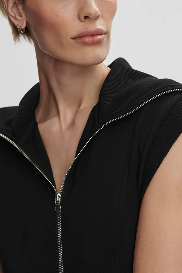 Image of model wearing the Varley Rebecca Zip-Through Dress front view close up